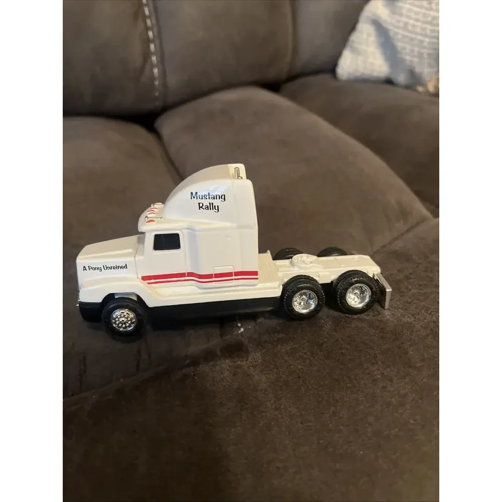 ERTL COLLECTIBLES 1964-1/2 Ford Mustang 1:64 FREIGHTLINER TRACTOR TRAILER TRUCK